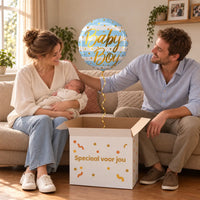 Uitpakmoment met Baby Boy Helium Ballon uit een cadeaudoos van Ballonnenshop.nl