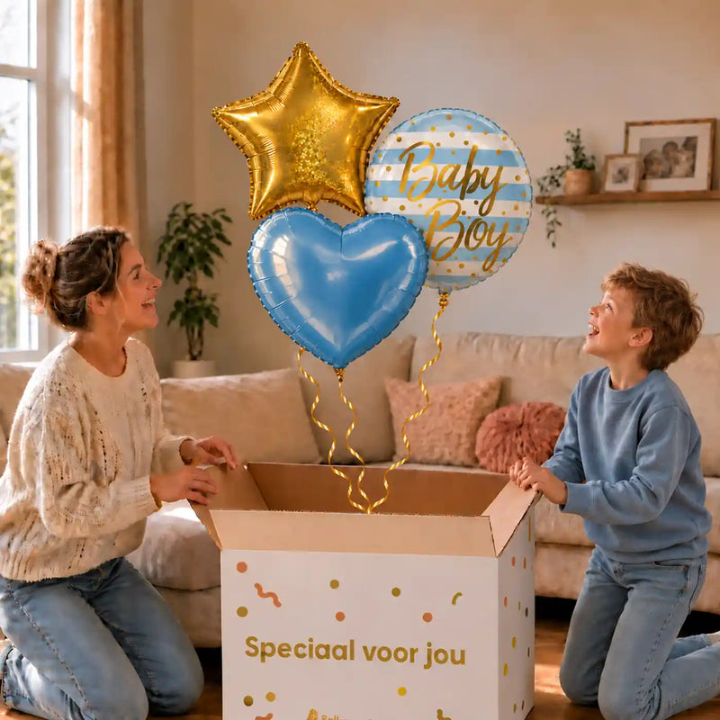 Baby Boy Trosje Helium Ballonnen: moeder en zoon pakken het heliumgevulde ballonnentrosje uit een Speciaal voor jou-doos, met natuurlijk gekrulde gouden linten.