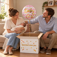 Uitpakmoment met Baby Girl Helium Ballon uit een cadeaudoos van Ballonnenshop.nl