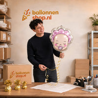 Jesse houdt de Baby Helium Ballon Meisje vast in de warme werkplaats van Ballonnenshop.nl.