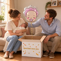 Uitpakmoment met Baby Helium Ballon Meisje uit een cadeaudoos van Ballonnenshop.nl