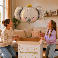 Baby Olifant Helium Ballon zweeft boven een geopende cadeaudoos bij een moeder en meisje in een warme woonkamer.