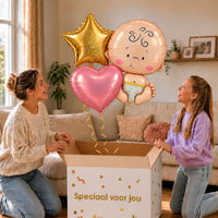 Baby Trosje Helium Ballonnen Roze: moeder en dochter pakken het heliumgevulde ballonnentrosje uit een Speciaal voor jou-doos, met natuurlijk gekrulde gouden linten.