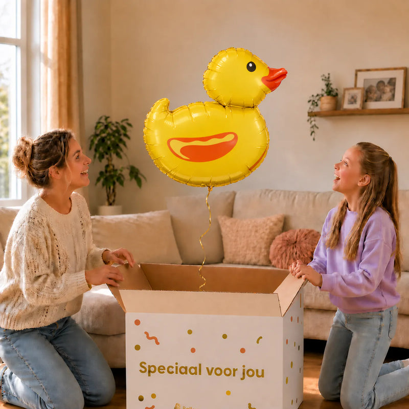 Badeend Helium Ballon – uitpakmoment met moeder en meisje in een warme woonkamer – Ballonnenshop.nl