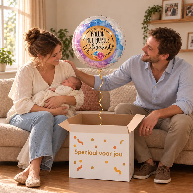 Uitpakmoment met Met Muisjes Gefeliciteerd Ballon uit een cadeaudoos van Ballonnenshop.nl