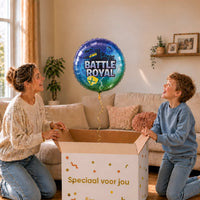 Moeder en jongen bekijken een Battle Royale-ballon van 43 cm met blauwe en groene game-opdruk boven een geopende cadeaudoos.