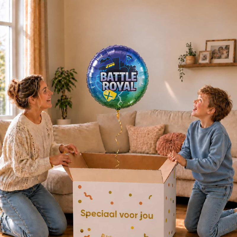 Moeder en jongen bekijken een Battle Royale-ballon van 43 cm met blauwe en groene game-opdruk boven een geopende cadeaudoos.