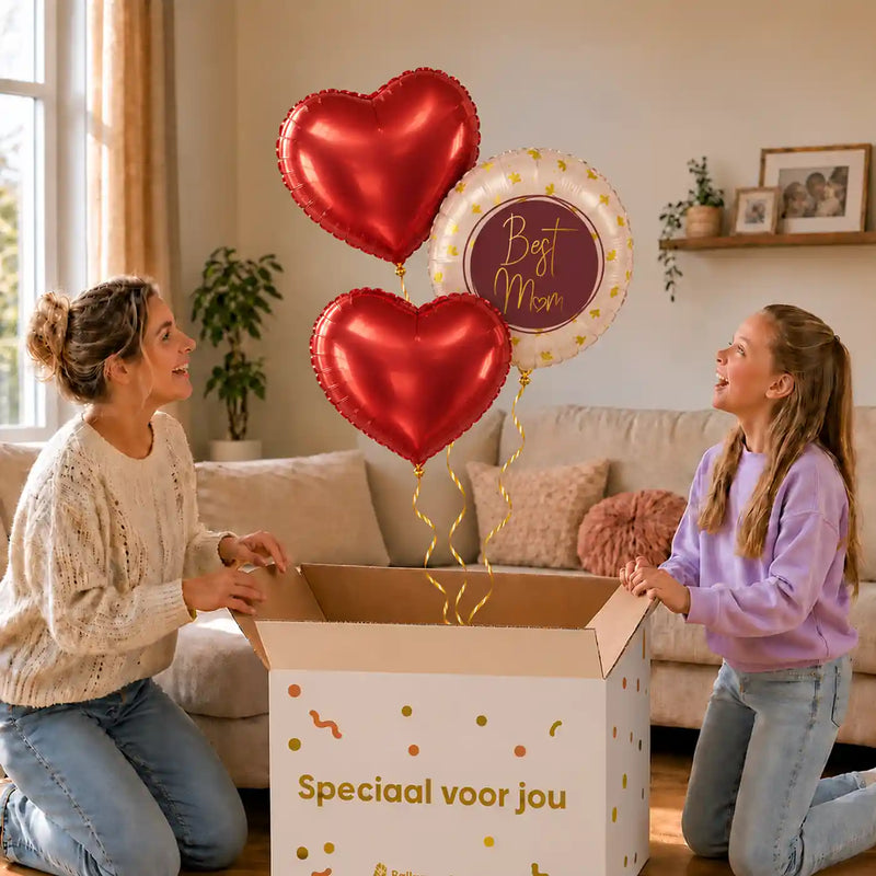 Best Mom Trosje Ballonnen Roze: moeder en dochter pakken het heliumgevulde ballonnentrosje uit een Speciaal voor jou-doos, met natuurlijk gekrulde gouden linten.