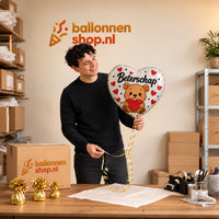Jesse houdt de Beterschap Beertje Ballon vast in de warme werkplaats van Ballonnenshop.nl.