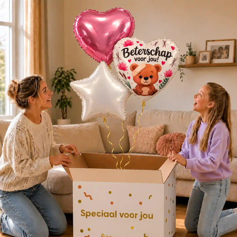 Beterschap Trosje Ballonnen: moeder en dochter pakken het heliumgevulde ballonnentrosje uit een Speciaal voor jou-doos, met natuurlijk gekrulde gouden linten.