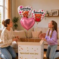 Beterschap Voor Jou! Trosje Roze: moeder en dochter pakken drie hartballonnen met beren en gouden krullinten uit de cadeaudoos.