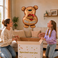 Moeder en dochter openen een feestelijke doos met de Big Hug Beer heliumballon van 61 cm.