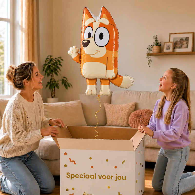 Bingo Bluey Helium XL Ballon – uitpakmoment met moeder en meisje in een warme woonkamer – Ballonnenshop.nl