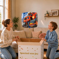 Moeder en jongen bekijken een vierkante Blaze-ballon van 46 cm met de rode monstertruck boven een geopende cadeaudoos.