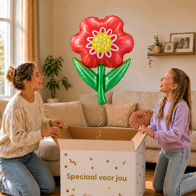 Bloem Helium XL Ballon – uitpakmoment met moeder en meisje in een warme woonkamer – Ballonnenshop.nl