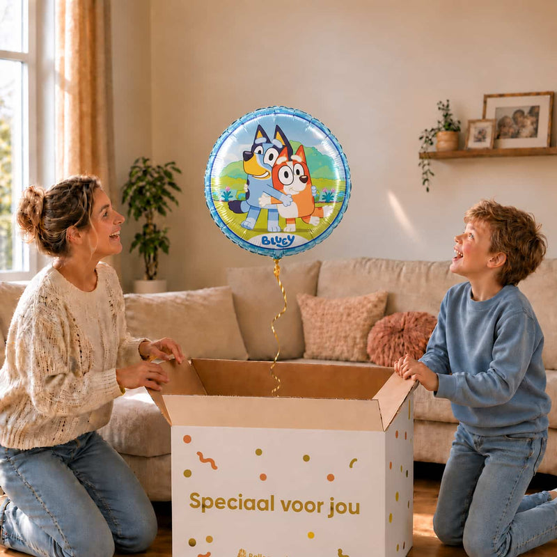 Moeder en kind bekijken de Bluey-heliumballon van 46 cm boven een geopende cadeaudoos.