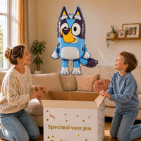 Moeder en jongetje openen een feestelijke doos met de Bluey heliumballon van 79 cm.
