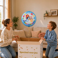 Moeder en jongetje pakken een Bluey Happy Birthday helium ballon van 46 cm uit
