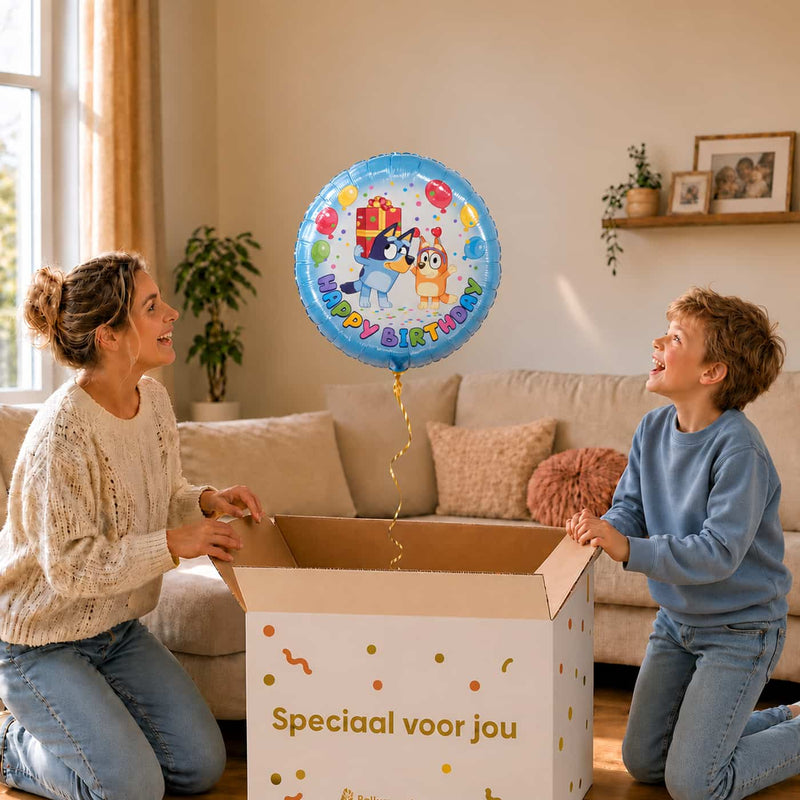 Moeder en jongetje pakken een Bluey Happy Birthday helium ballon van 46 cm uit