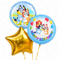 Bluey Happy Birthday Trosje Blauw – heliumgevulde ballonnen met dunne gouden lintjes op een witte achtergrond
