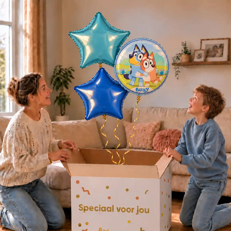 Bluey Trosje Blauw: moeder en zoon pakken het heliumgevulde ballonnentrosje uit een Speciaal voor jou-doos, met natuurlijk gekrulde gouden linten.