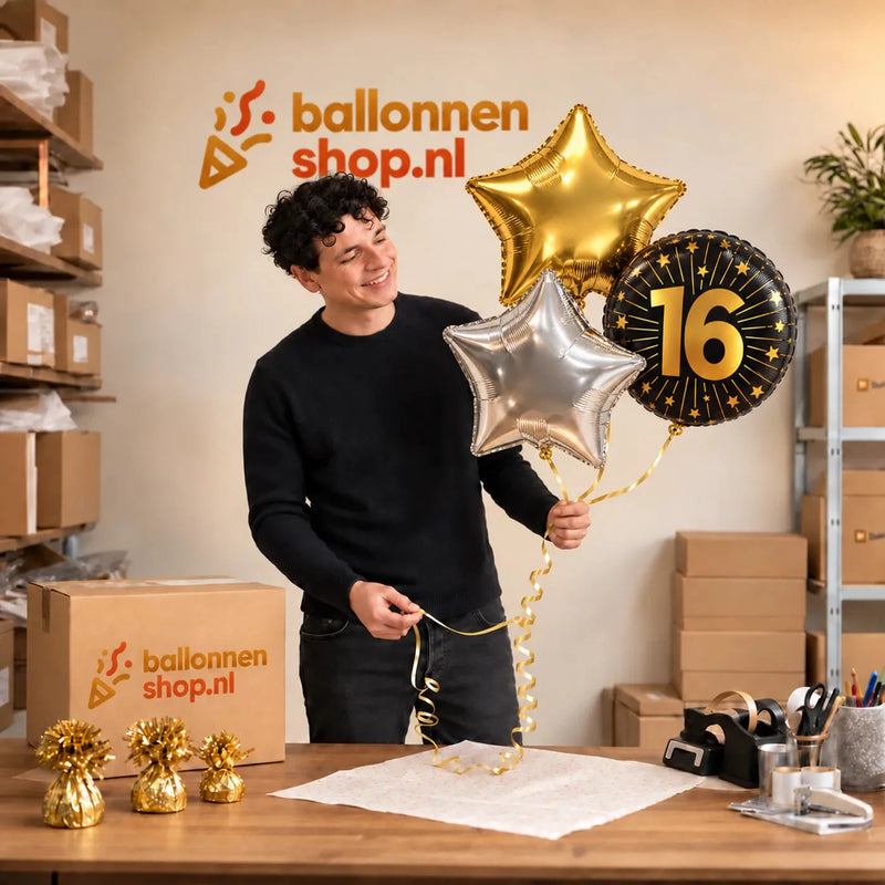 Jesse houdt 16 Jaar Trosje Zilver/Zwart/Goud vast in de warme werkplaats van Ballonnenshop.nl.