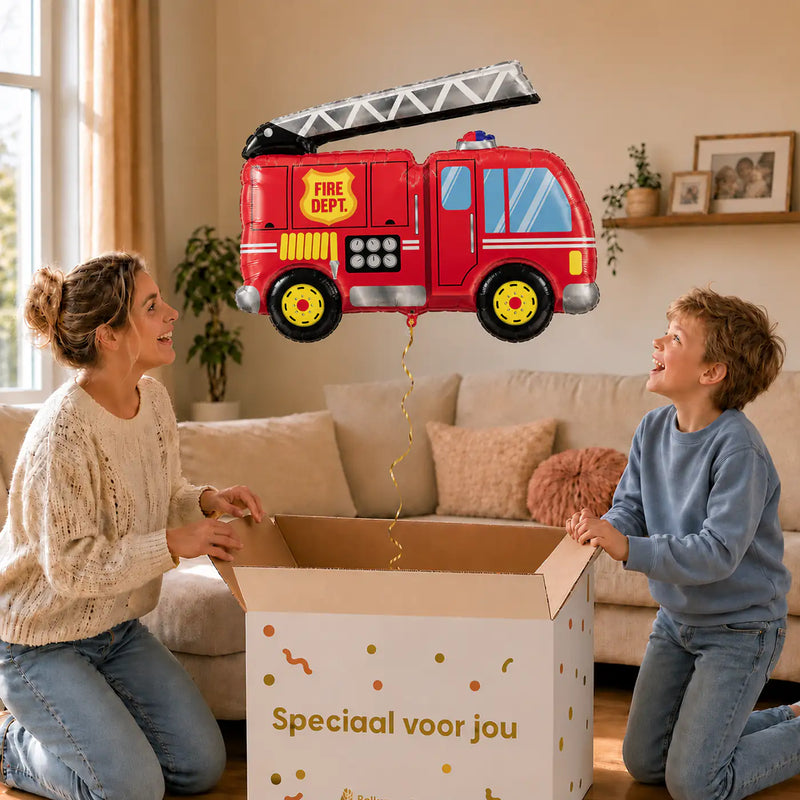 Brandweer Helium XL Ballon – uitpakmoment met moeder en jongetje in een warme woonkamer – Ballonnenshop.nl