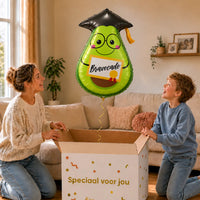 Bravocado Helium XL Ballon – uitpakmoment met moeder en jongetje in een warme woonkamer – Ballonnenshop.nl