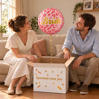 Uitpakmoment met Bride Helium Ballon Roze uit een cadeaudoos van Ballonnenshop.nl