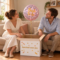 Uitpakmoment met Bride To Be Helium Ballon uit een cadeaudoos van Ballonnenshop.nl