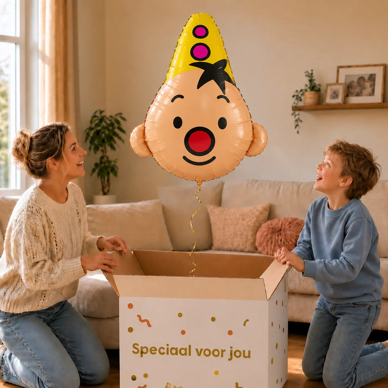 Bumba Helium XL Ballon – uitpakmoment met moeder en jongetje in een warme woonkamer – Ballonnenshop.nl