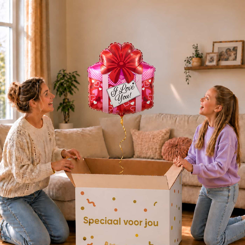 Moeder en dochter openen een cadeaudoos met een I Love You cadeauballon van 45 cm met rode strik.