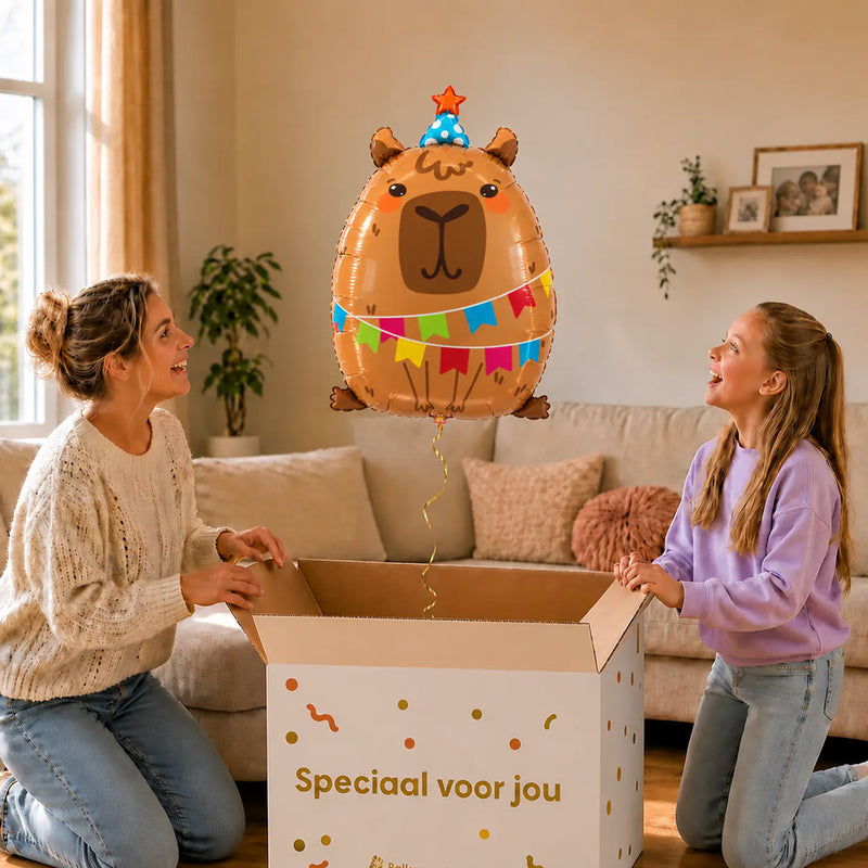 Moeder en dochter openen een feestelijke doos met de Capybara heliumballon van 58 cm.