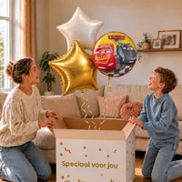 Cars Trosje Goud/Wit/Rood: moeder en zoon pakken het heliumgevulde ballonnentrosje uit een Speciaal voor jou-doos, met natuurlijk gekrulde gouden linten.