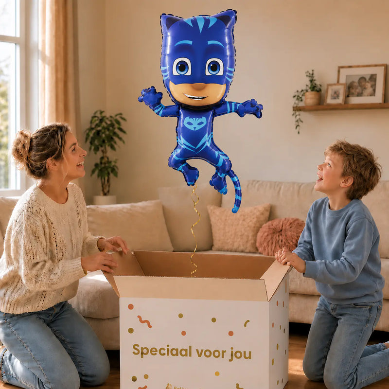 Catboy PJ Masks Helium XL Ballon – uitpakmoment met moeder en jongetje in een warme woonkamer – Ballonnenshop.nl