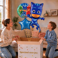 Catboy PJ Masks Trosje: moeder en zoon pakken het heliumgevulde ballonnentrosje uit een Speciaal voor jou-doos, met natuurlijk gekrulde gouden linten.