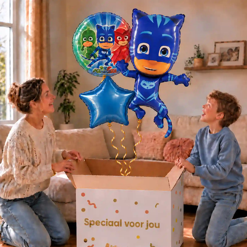 Catboy PJ Masks Trosje: moeder en zoon pakken het heliumgevulde ballonnentrosje uit een Speciaal voor jou-doos, met natuurlijk gekrulde gouden linten.