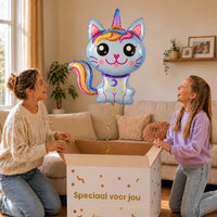 Moeder en meisje bekijken een Caticorn-ballon van 88 cm met regenbooghoorn en regenboogstaart boven de geopende cadeaudoos.