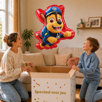 Chase Paw Patrol Helium Ballon – uitpakmoment met moeder en jongetje in een warme woonkamer – Ballonnenshop.nl