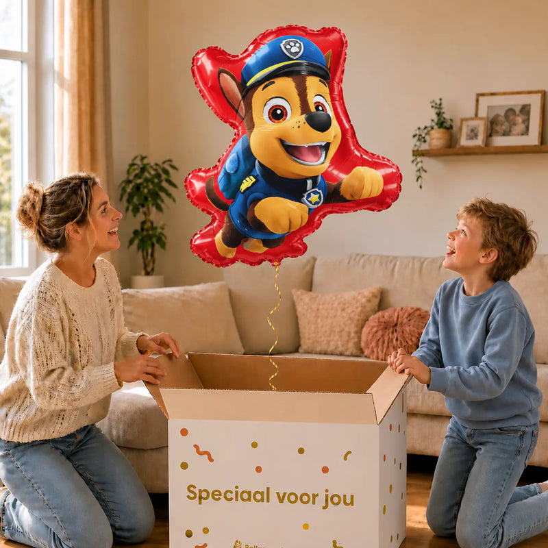 Chase Paw Patrol Helium Ballon – uitpakmoment met moeder en jongetje in een warme woonkamer – Ballonnenshop.nl