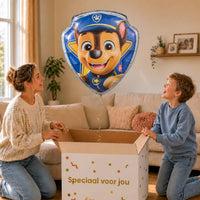 Chase Paw Patrol Helium XL Ballon – uitpakmoment met moeder en jongetje in een warme woonkamer – Ballonnenshop.nl