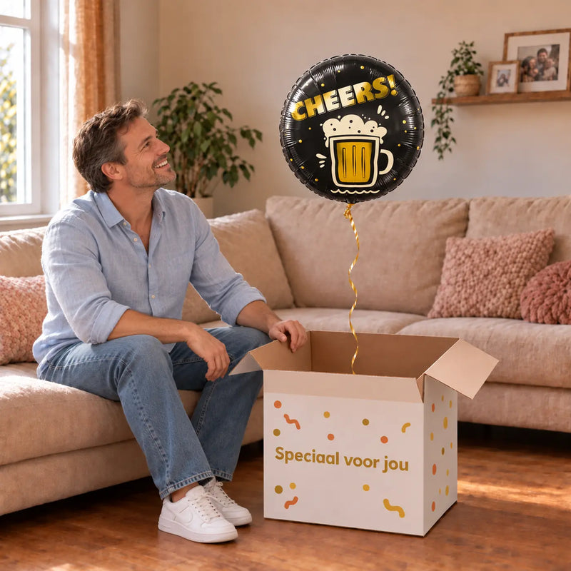 Uitpakmoment met Cheers Helium Ballon uit een cadeaudoos van Ballonnenshop.nl