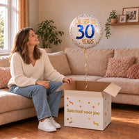 Vrouw viert 30 jaar met Cheers To 30 Years Helium Ballon uit een cadeaudoos van Ballonnenshop.nl