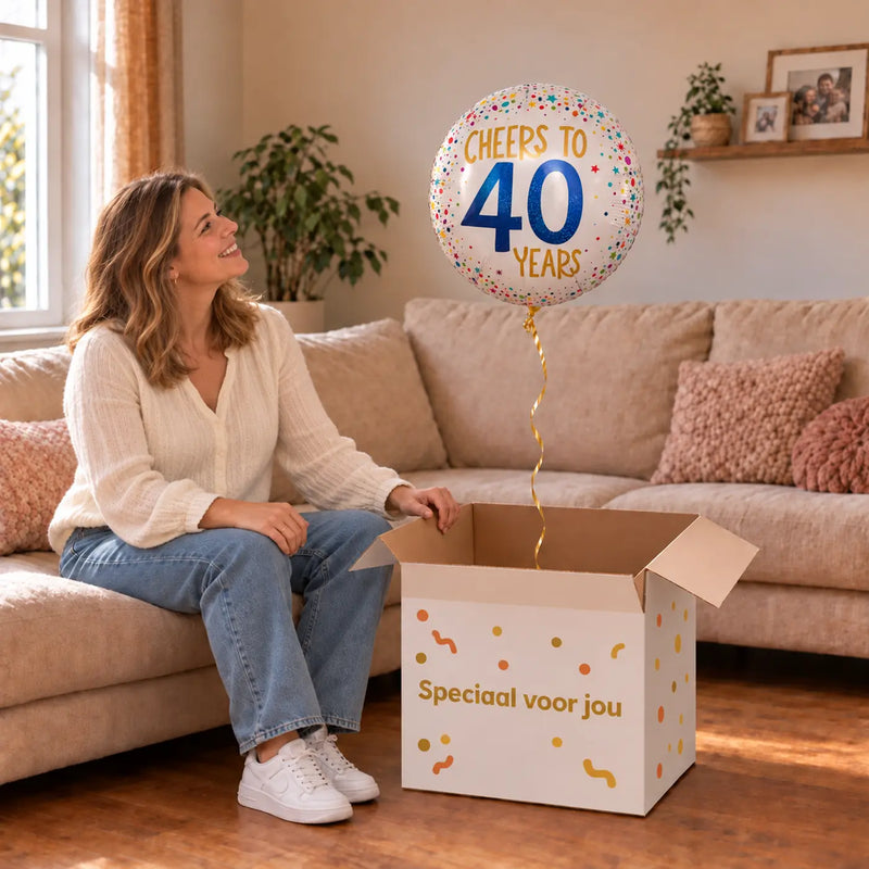 Vrouw viert 40 jaar met Cheers To 40 Years Helium Ballon uit een cadeaudoos van Ballonnenshop.nl