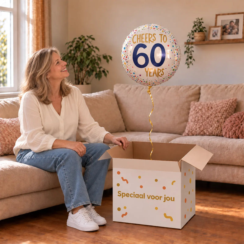 Vrouw viert 60 jaar met Cheers To 60 Years Ballon uit een cadeaudoos van Ballonnenshop.nl