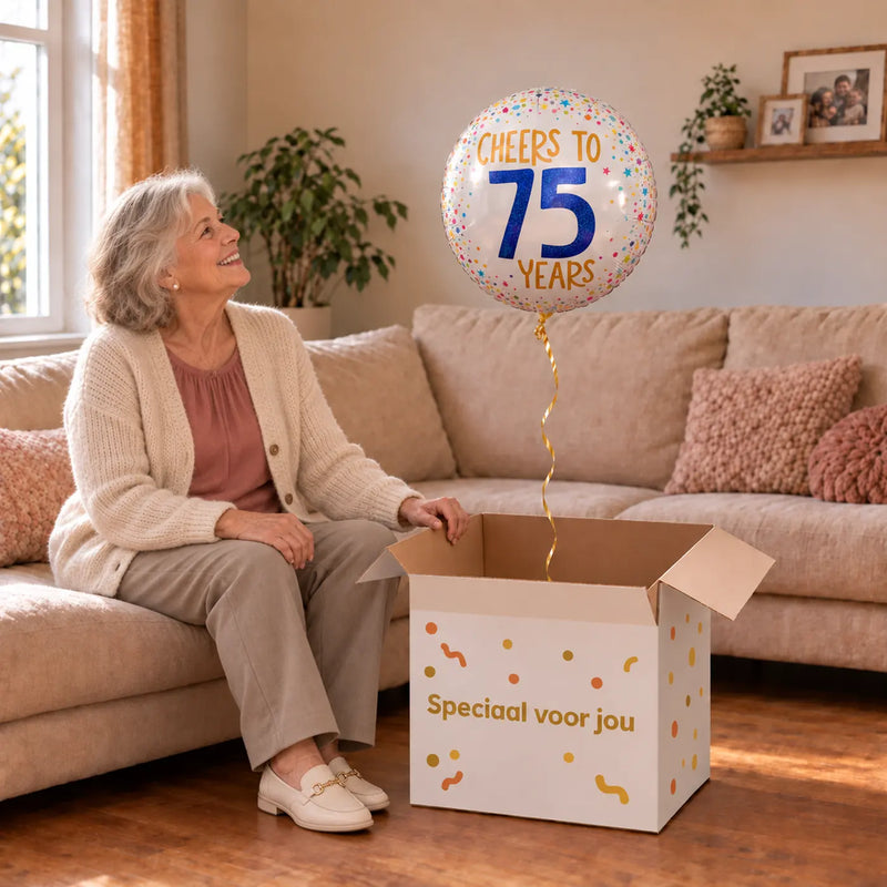 Vrouw viert 75 jaar met Cheers To 75 Years Helium Ballon uit een cadeaudoos van Ballonnenshop.nl