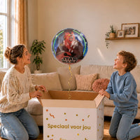 Moeder en jongen bekijken de ballon Chewbacca Helium Ballon in zacht warm licht boven de geopende cadeaudoos ‘Speciaal voor jou’.
