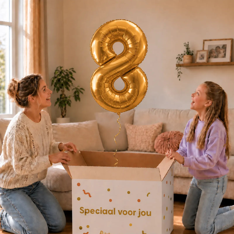Cijfer 8 Helium Ballon Goud zweeft boven een geopende cadeaudoos bij een moeder en meisje in een warme woonkamer.