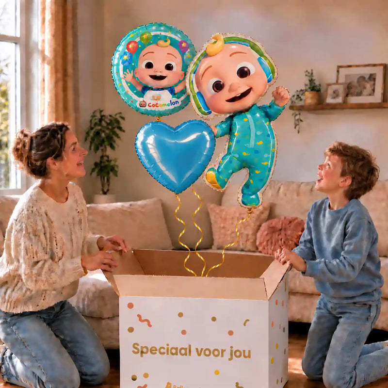 Cocomelon Baby Trosje Blauw/Wit/Groen: moeder en zoon pakken het heliumgevulde ballonnentrosje uit een Speciaal voor jou-doos, met natuurlijk gekrulde gouden linten.