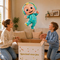 CoComelon Helium XL Ballon – uitpakmoment met moeder en jongetje in een warme woonkamer – Ballonnenshop.nl